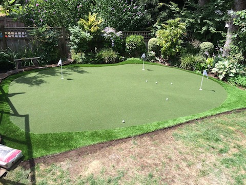 See how the SYNLawn backyard putting green has transformed a large area of the dead grass into a spectacular space of entertainment.